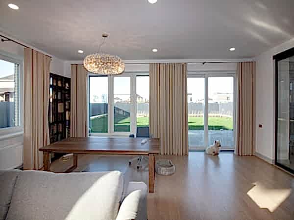 Шторы в гостиную в спокойных тонах