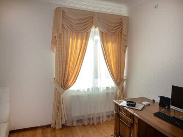 Классические шторы в кабинет