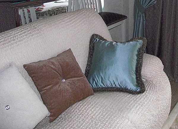 Подушка с бахромой фыр-фыр