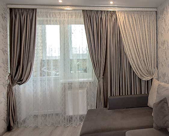 Шторы в зал из бархата для асимметричного окна
