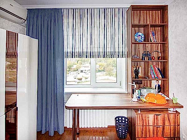 Римская штора в полоску и портьера