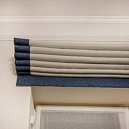 Серая римская штора с окантовкой