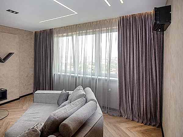 Серо-бежевые шторы в зал