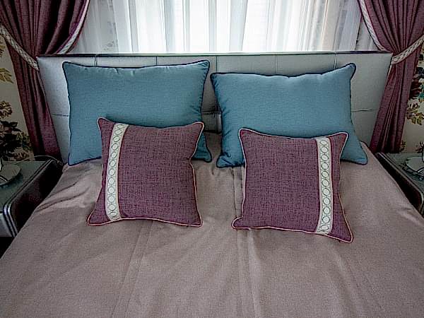 Покрывало и подушки с декоративным кантом