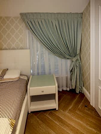 Голубые шторы на мансарду