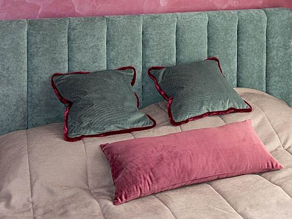 Яркая спальня цвета фуксии