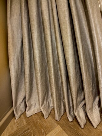 Современные шторы в спальню