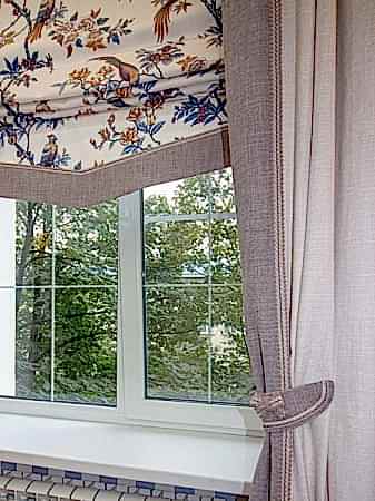 Римская штора с птицами и портьеры