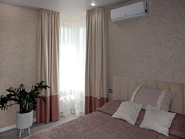 Шторы с коралловой окантовкой и покрывало