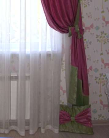 Розовые шторы на скошенное окно