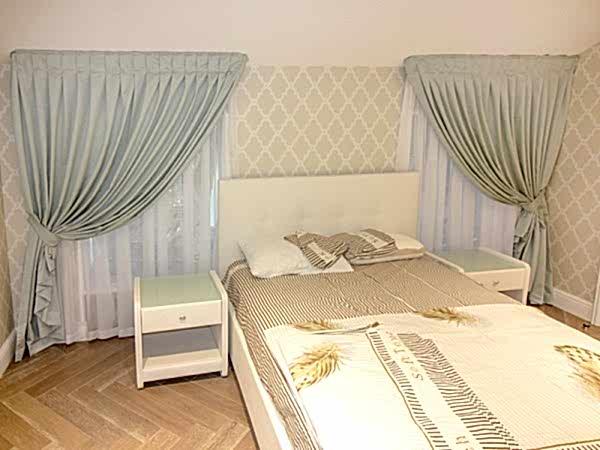 Голубые шторы на мансарду