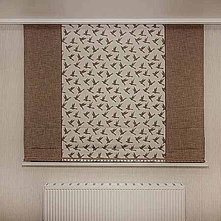 Римские шторы с розовыми птицами