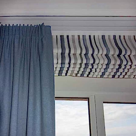 Римская штора в полоску и портьера