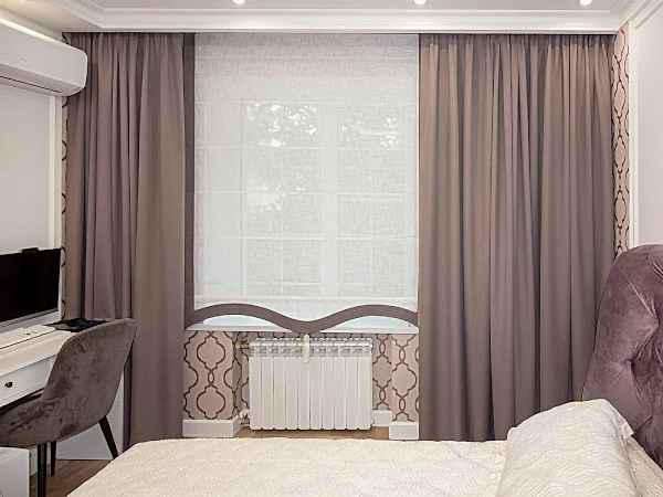 Шторы в спальню с римской шторой  с фигурным краем
