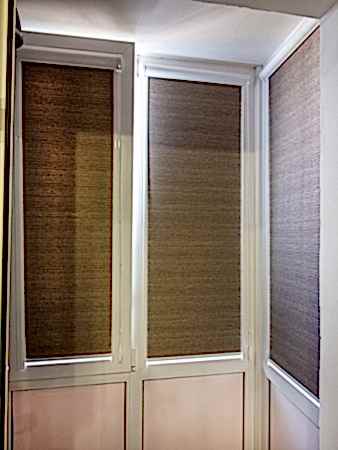 Кассетная штора блэкаут на балконную дверь