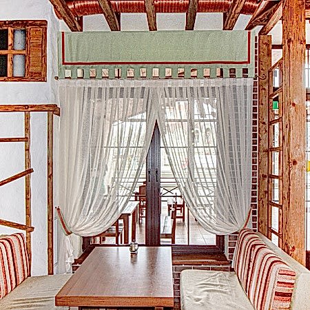 Шторы с ламбрекеном в ресторан