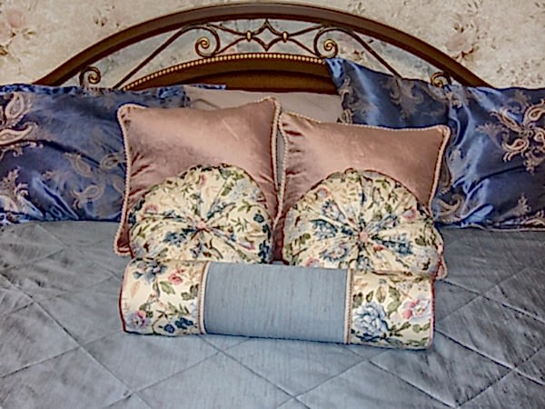 Подушки в спальню