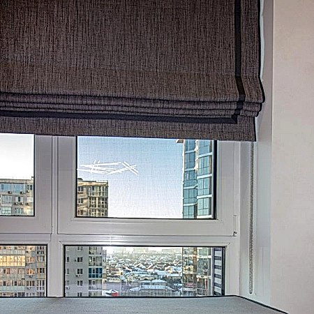 Римские шторы в цвете графит с отделкой из тесьмы