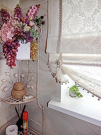 Ажурная римская штора в ванную комнату