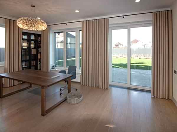 Шторы в гостиную в спокойных тонах