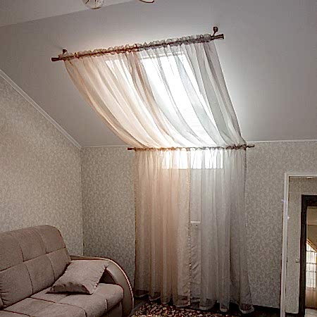 Легкие шторы для мансардного окна