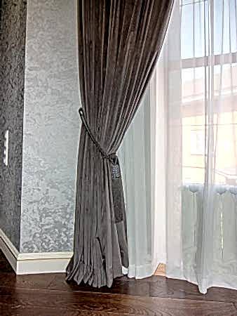 Шторы в спальню из бархата цвета графит