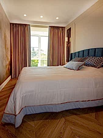 Покрывало с голубым кантом