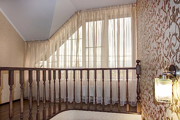 Тюль на лестницу для нестандартного окна