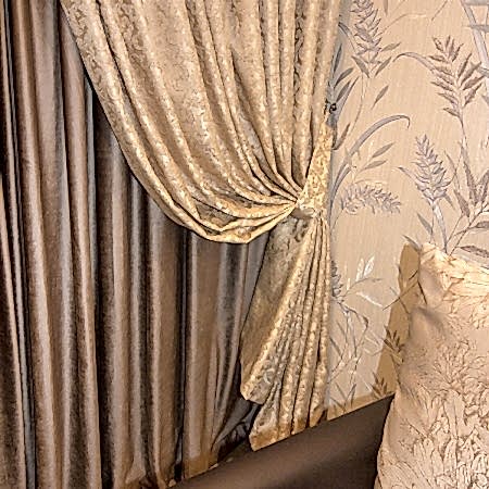 Шторы в зал из бархата для асимметричного окна