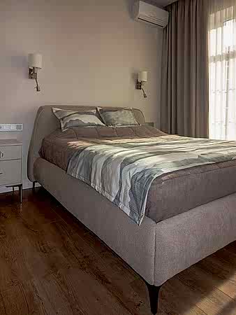 Покрывало и подушки в современном стиле