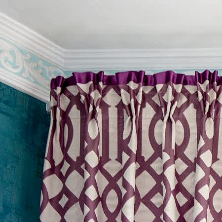 Шторы в эркер на подкладе с геометрическим рисунком