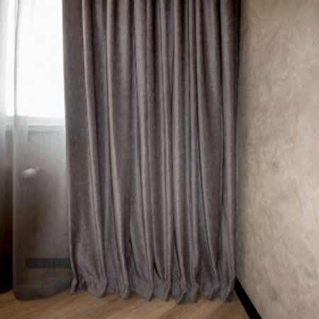 Серо-бежевые шторы в зал