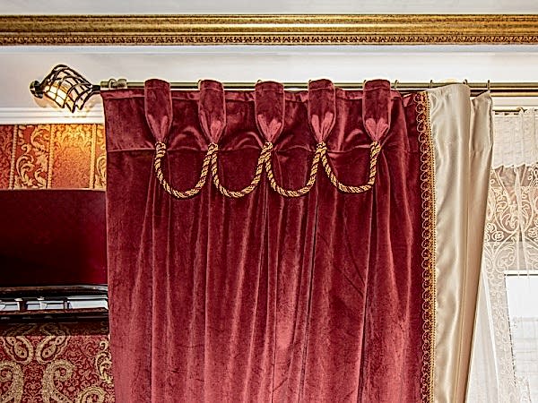 Шторы из бархата в кабинет