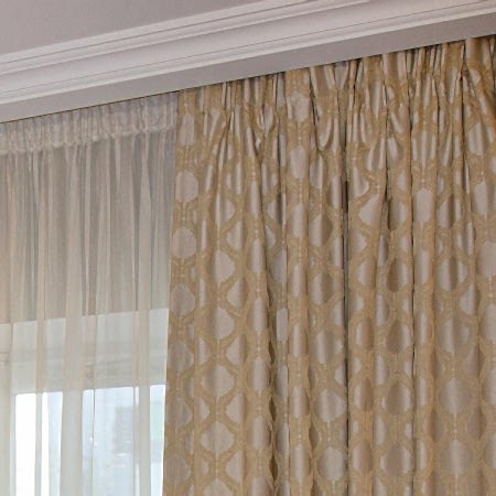 Шторы из жаккарда в кабинет на нестандартные окна