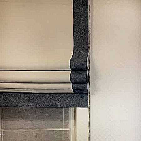 Серая римская штора с окантовкой