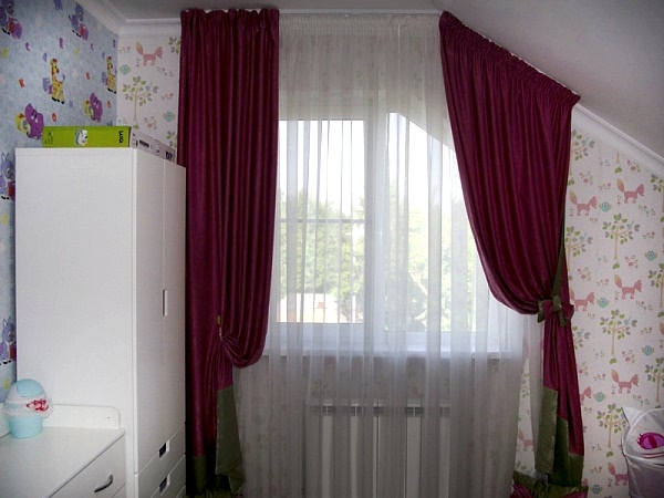 Розовые шторы на скошенное окно