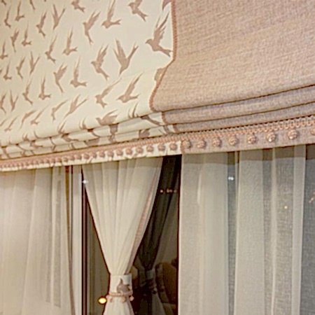 Римские шторы с розовыми птицами