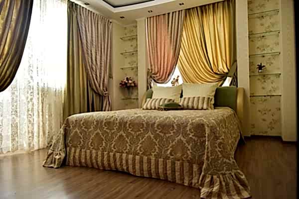 Бархатная подушка с бахромой