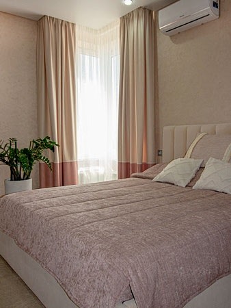 Шторы с коралловой окантовкой и покрывало