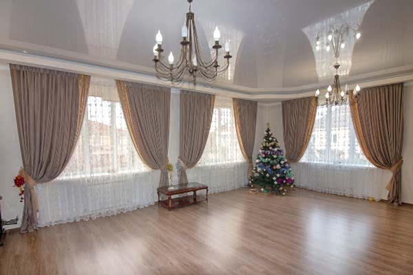 Шторы в зал с тремя окнами