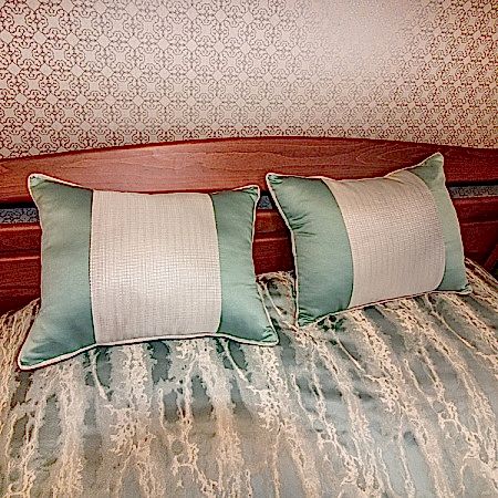 Покрывало для спальни в серо-голубых тонах