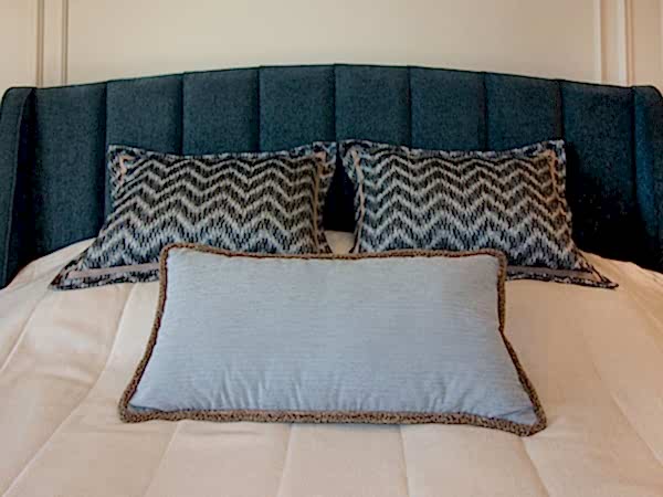 Покрывало с голубым кантом