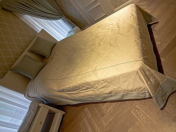 Покрывало бежевое с голубым кантом