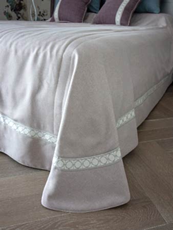 Покрывало и подушки с декоративным кантом