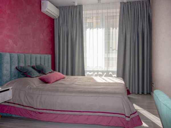 Яркая спальня цвета фуксии