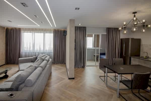 Серо-бежевые шторы в зал