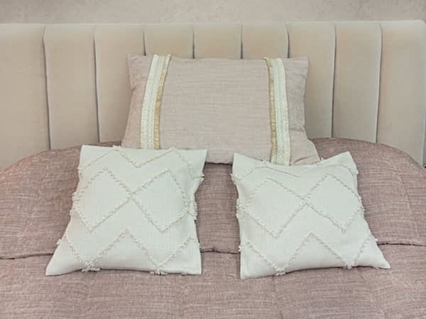 Шторы с коралловой окантовкой и покрывало