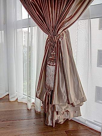 Современные шторы в кабинет с оранжевым кантом