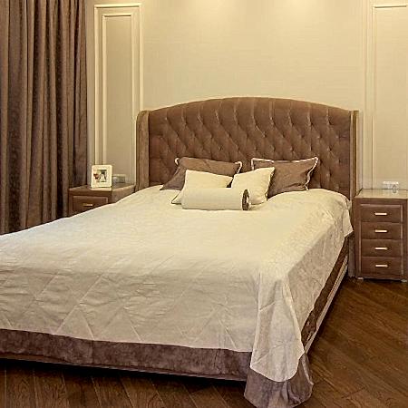 Шторы в спальню с покрывалом и подушками коричневого цвета