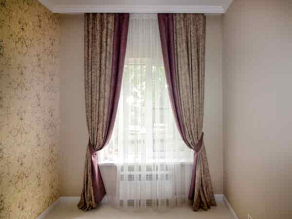 Шторы из жаккарда на лестницу